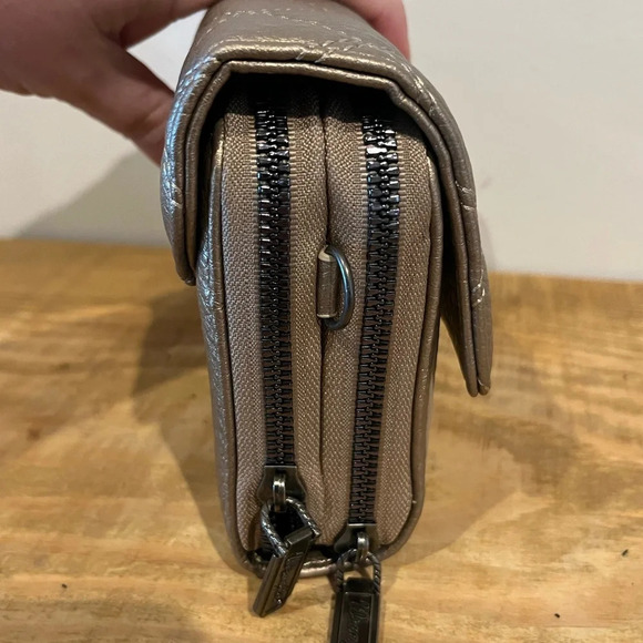 Wrangler‎ metallic quilted crossbody bag with guitar type strap NWOT - Picture 7 of 10